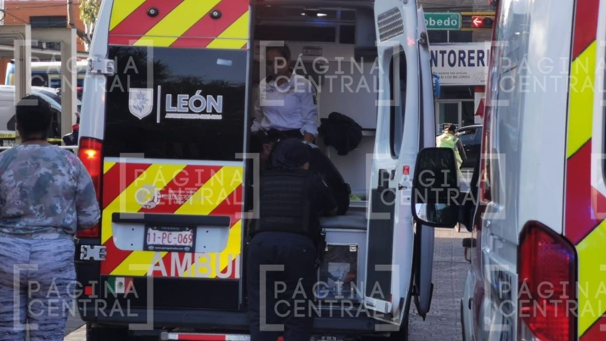 Policía choca contra barda para evitar tragedia en Mariano Escobedo en León