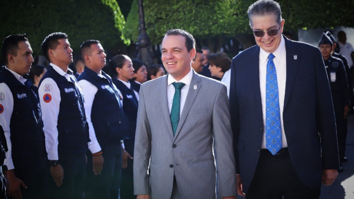 Honores a la bandera en León