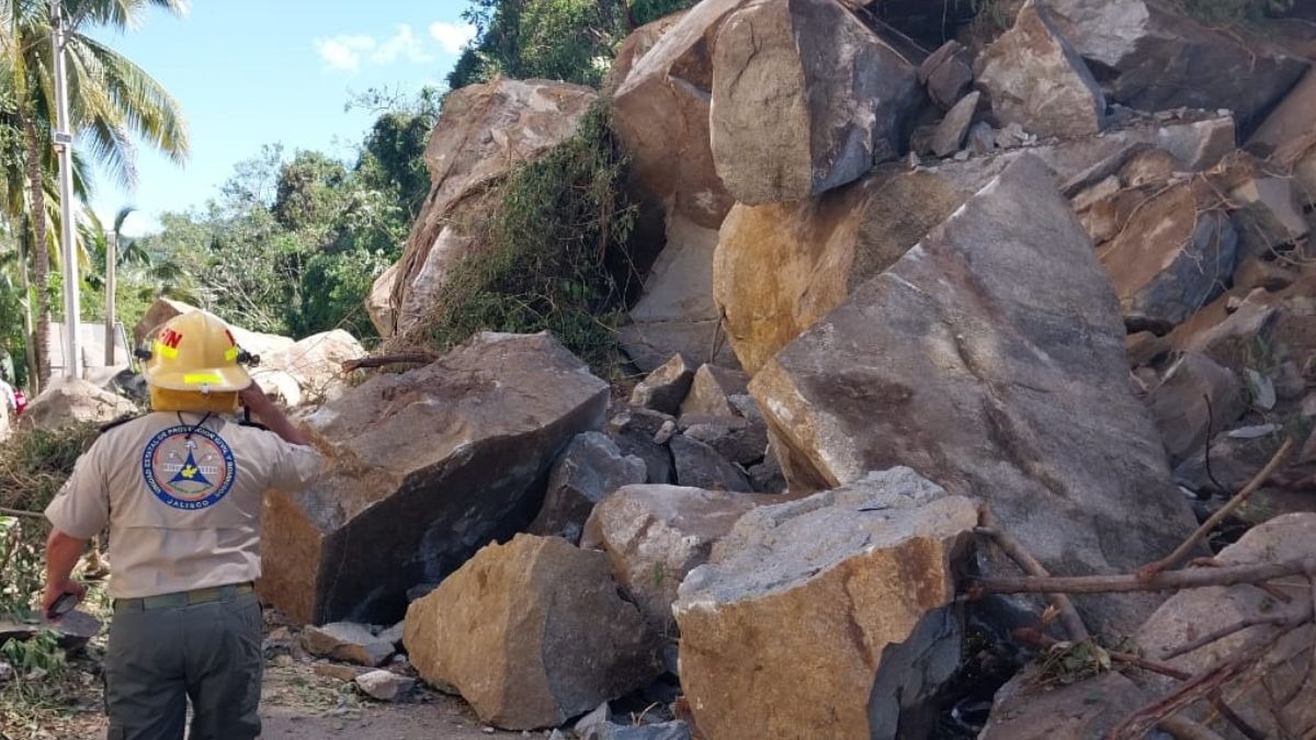 El huracán Lidia causó un deslave en la carretera a San Blas.