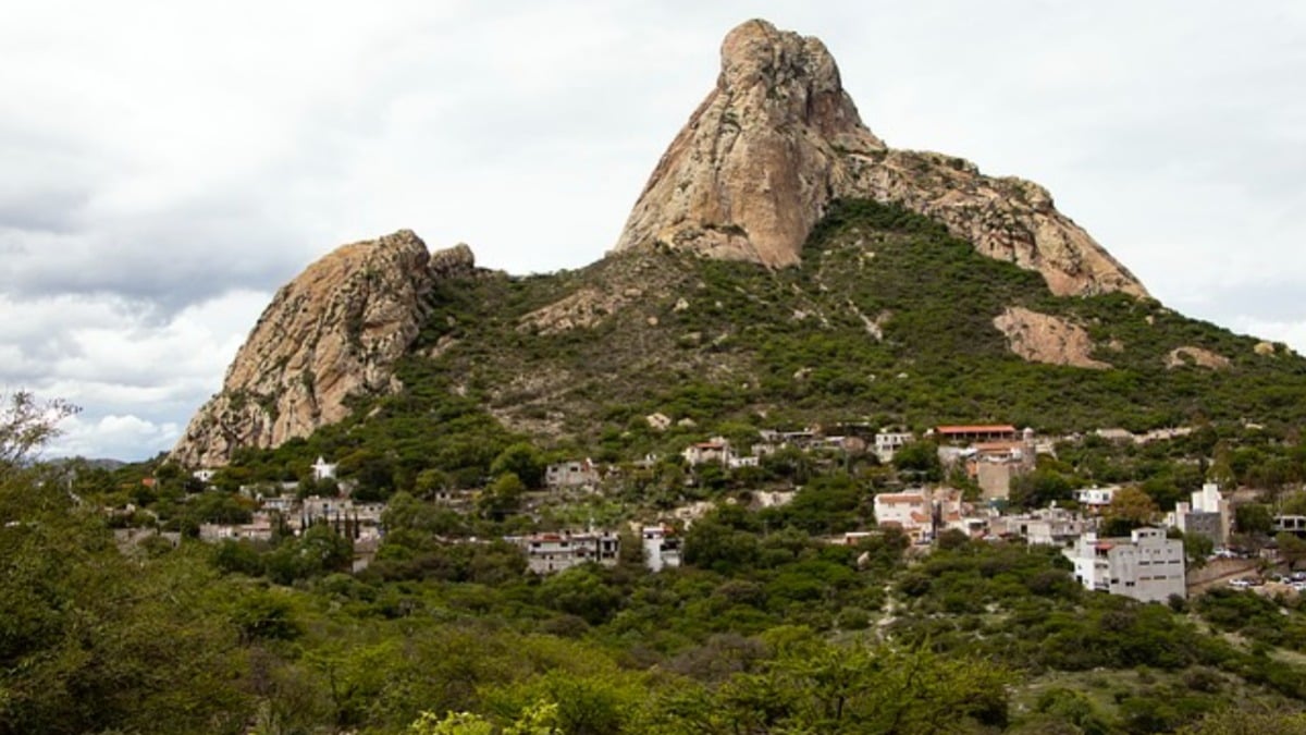 Muere hombre al caer de Peña de Bernal