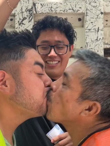 Albañiles beso boca