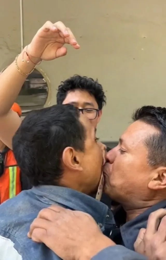 Albañiles beso boca reto