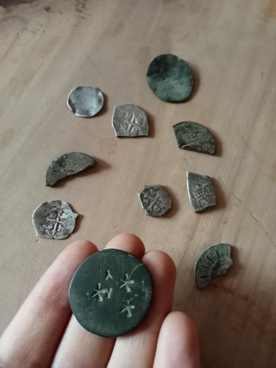 Buscadores de tesoros en Guanajuato exhiben reliquias, monedas y balas antiguas