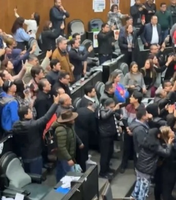 Zafarrancho en Congreso de NL