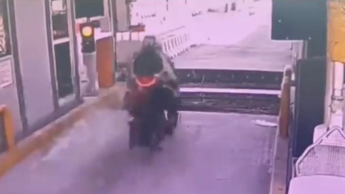 Dos motociclistas salen volando en caseta de peaje en México