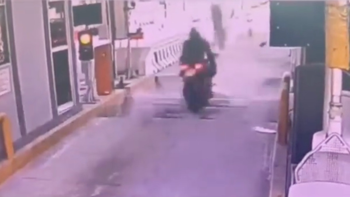 Dos motociclistas salen volando en caseta de peaje en México