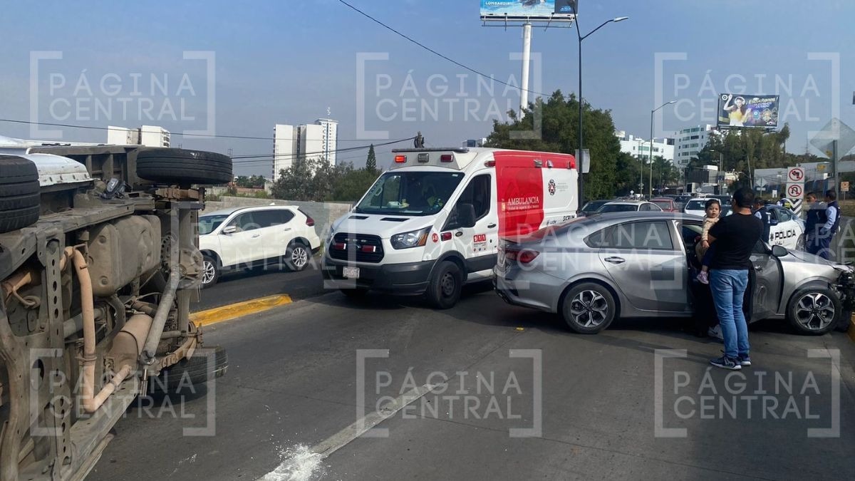 Conductor de camioneta ignora luz roja y causa volcadura en León