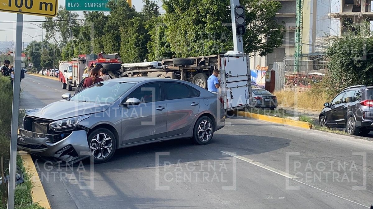 Volcadura en Paseo de los Insurgentes en León