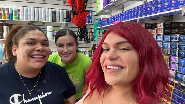 Wendy Guevara usa peluca roja