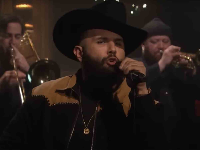 Carín León con Jimmy Fallon