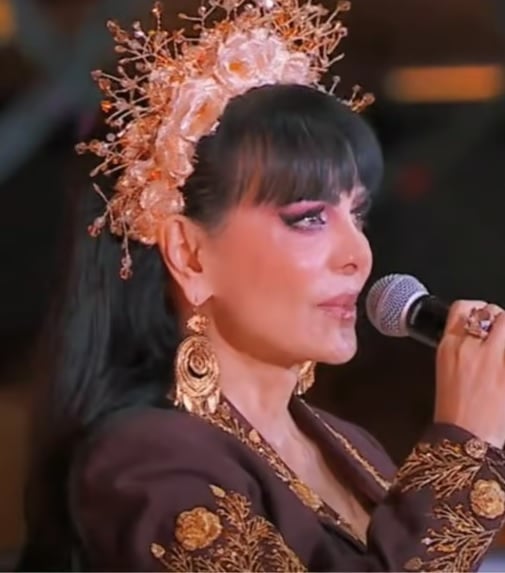Maribel Guardia canta a la Virgen.