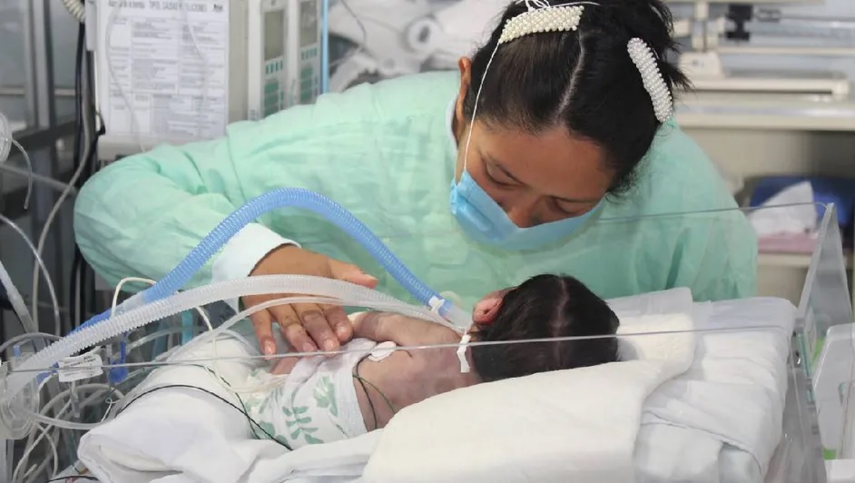 Extirpan tumor gigante a bebé en el IMSS