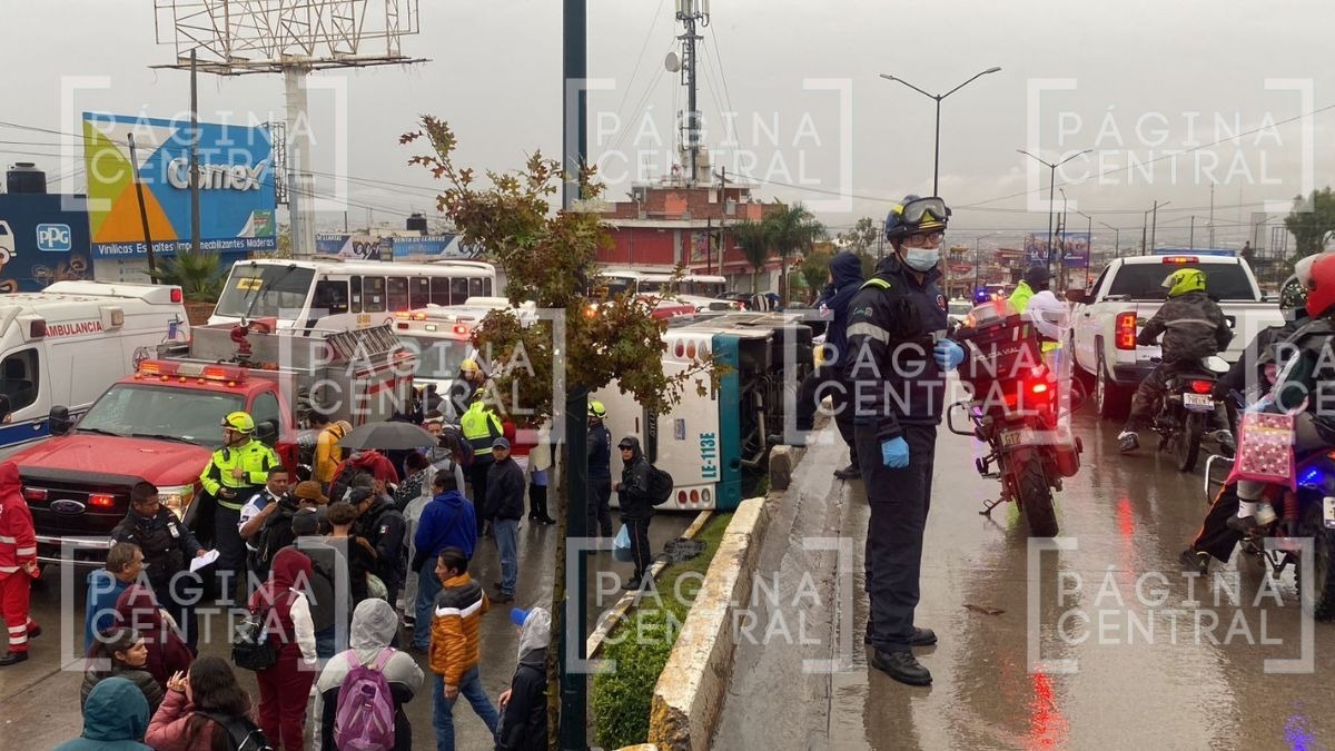 Vuelca camión urbano en San Juan Bosco
