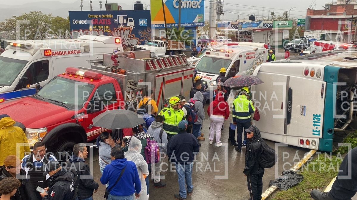 Vuelca camión urbano en San Juan Bosco