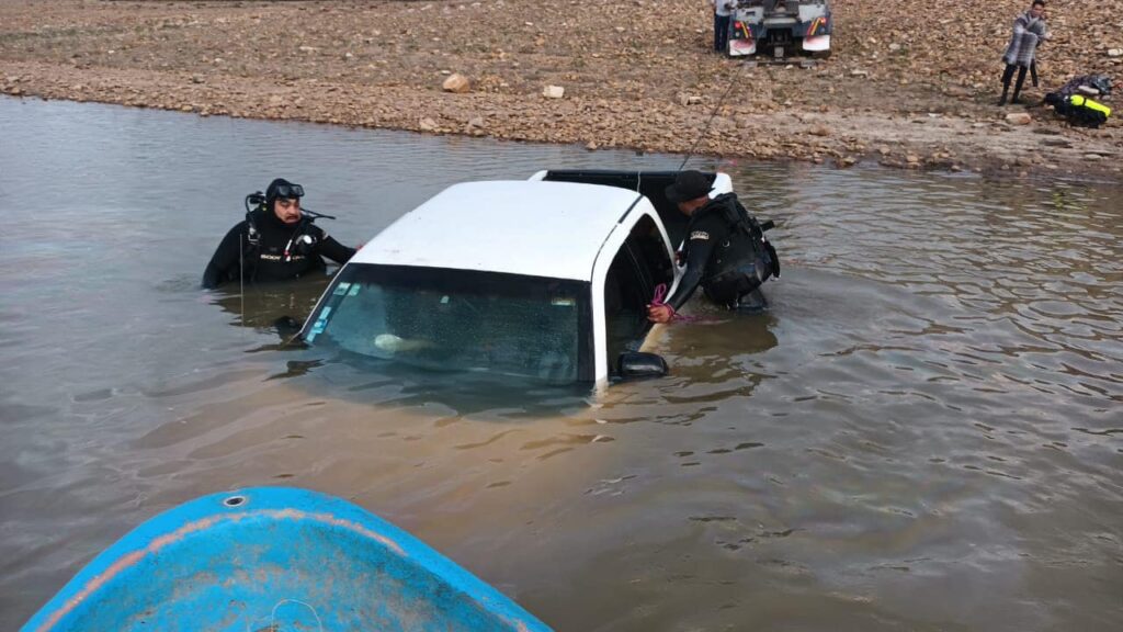 Camioneta en una presa