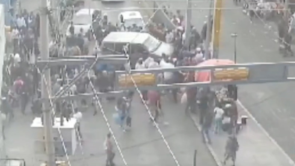 Camioneta se va contra varias personas en la Miguel Alemán