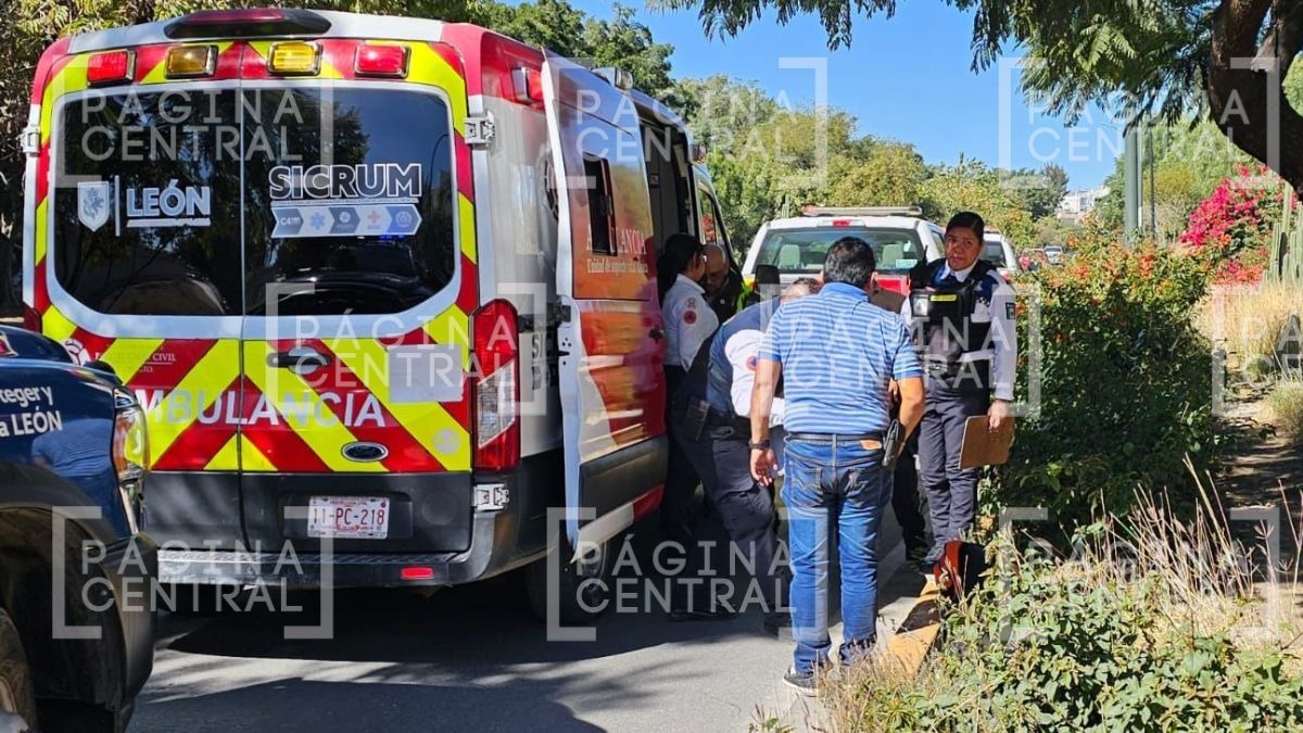 Joven volcó en Malecón del Río en León
