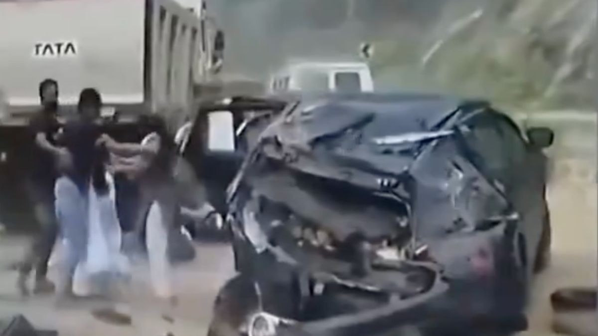 Piedras gigantes caen en la carretera en India