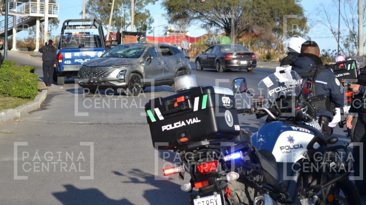 Camioneta vuelca en bulevar San Juan Bosco