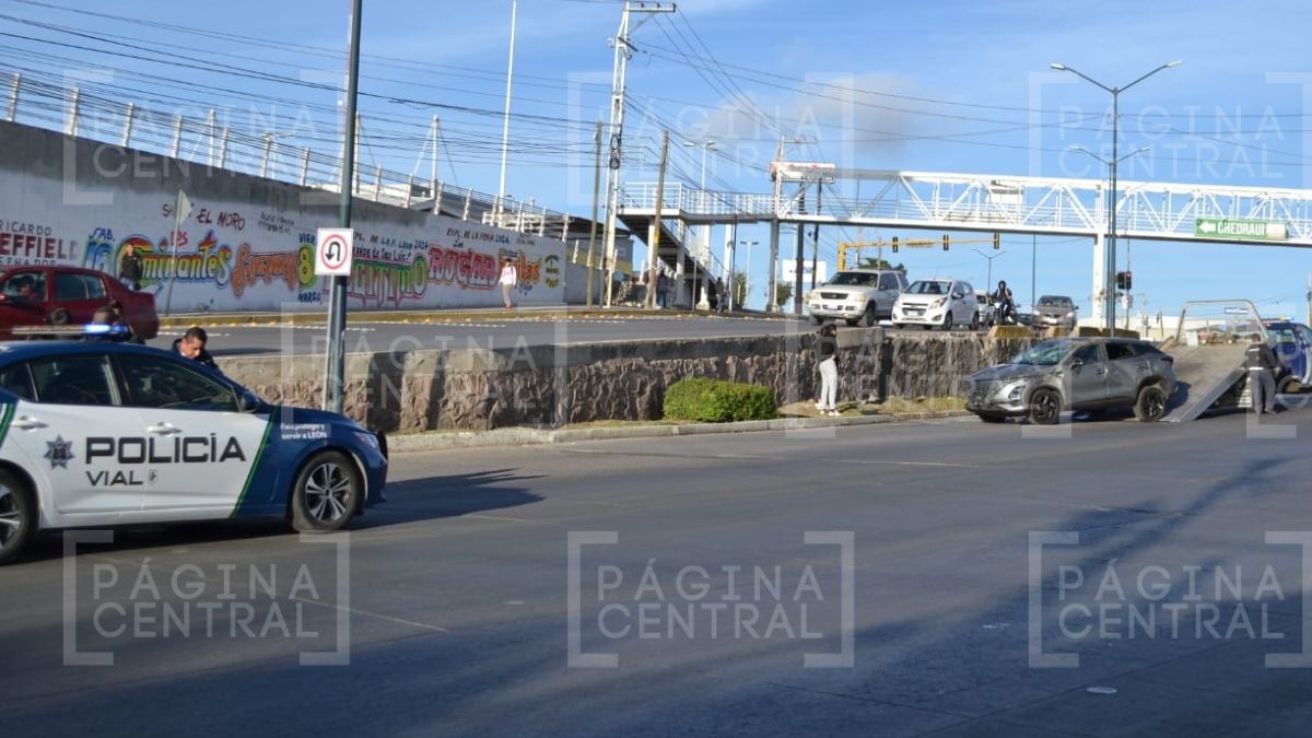 Camioneta vuelca en bulevar San Juan Bosco