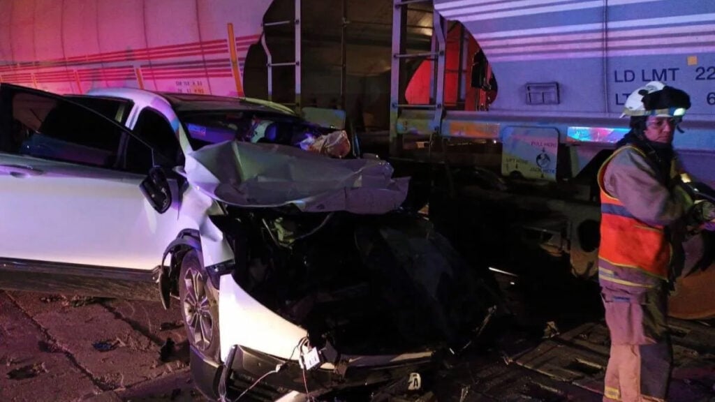 Camioneta choca con el tren