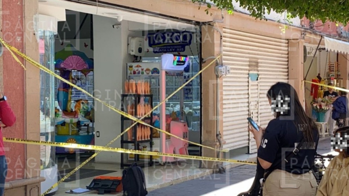 Amarran a empleados para robar joyería en Zona Centro de León