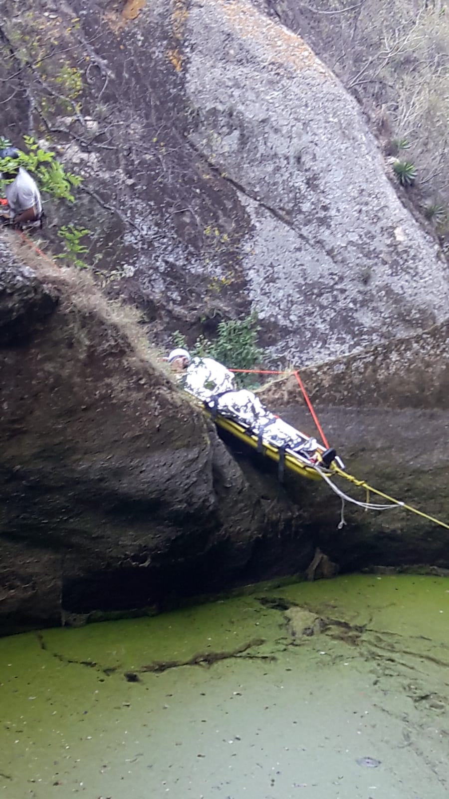 Cae senderista de León al bajar por cerro de Moroleón