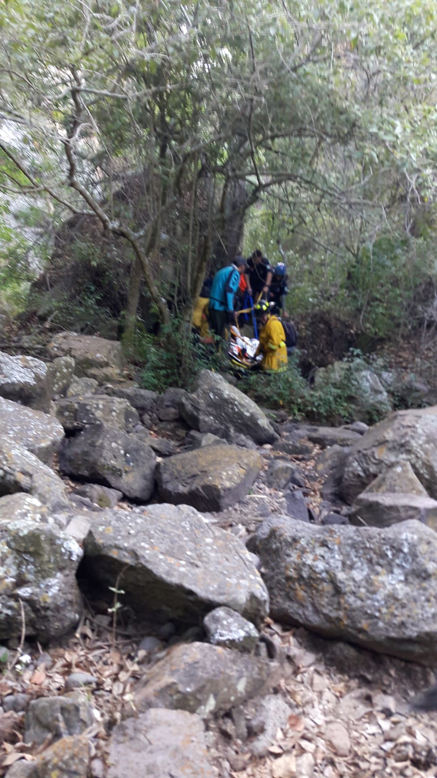 Cae senderista de León al bajar por cerro de Moroleón