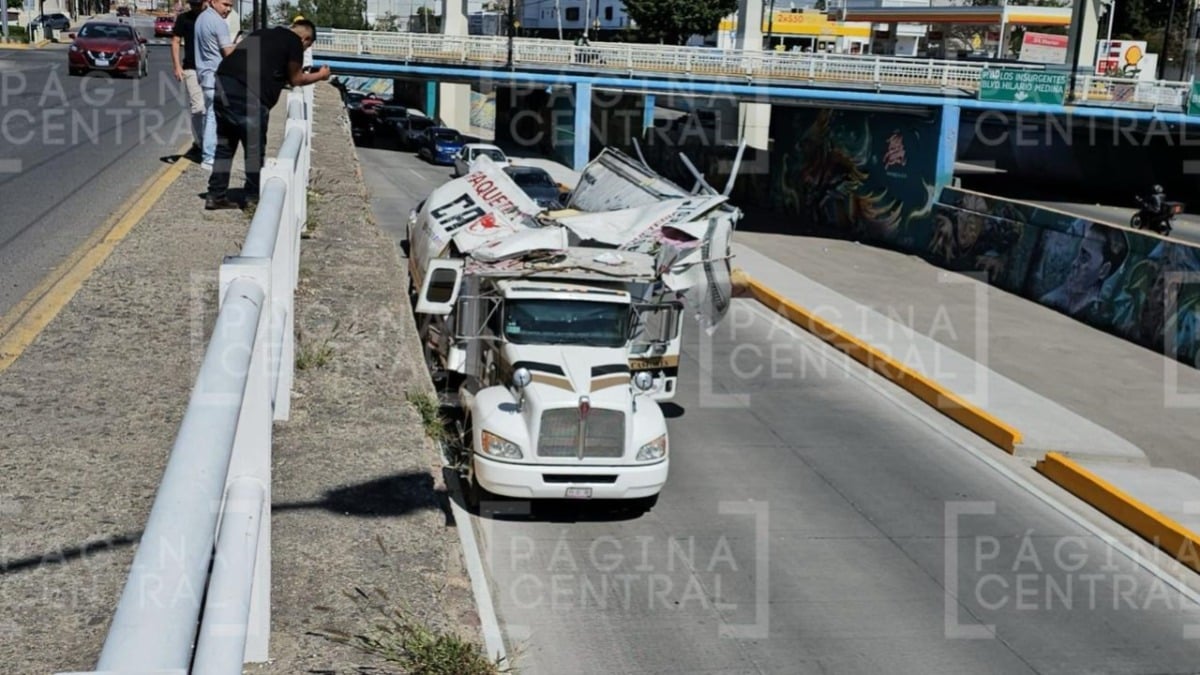 Camión atorado en el Malecón del Río de León