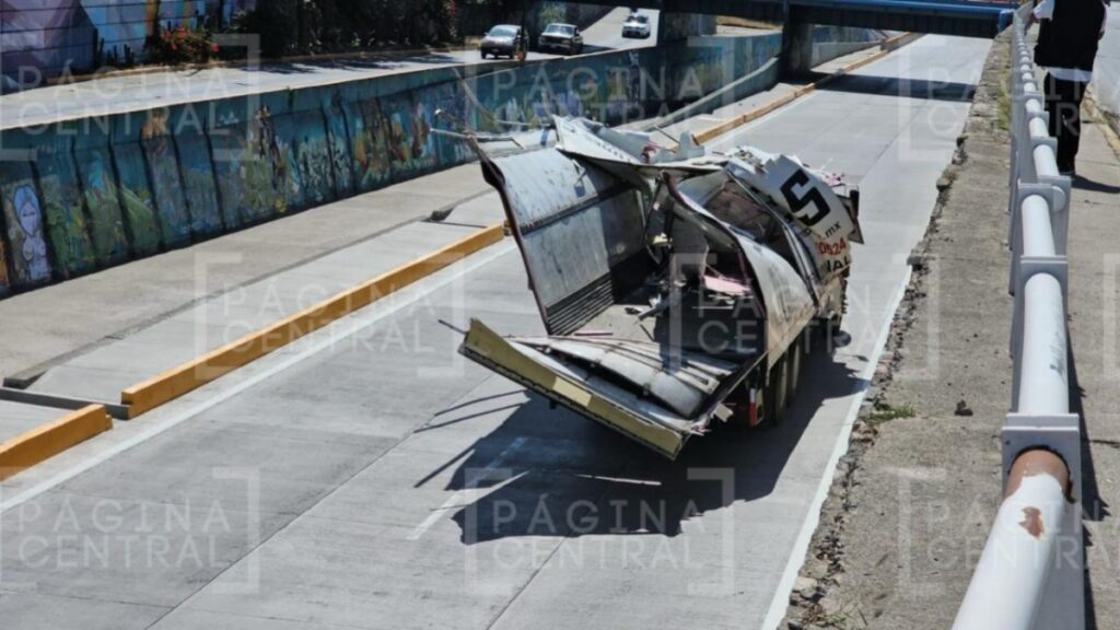 Camión atorado en el Malecón del Río de León