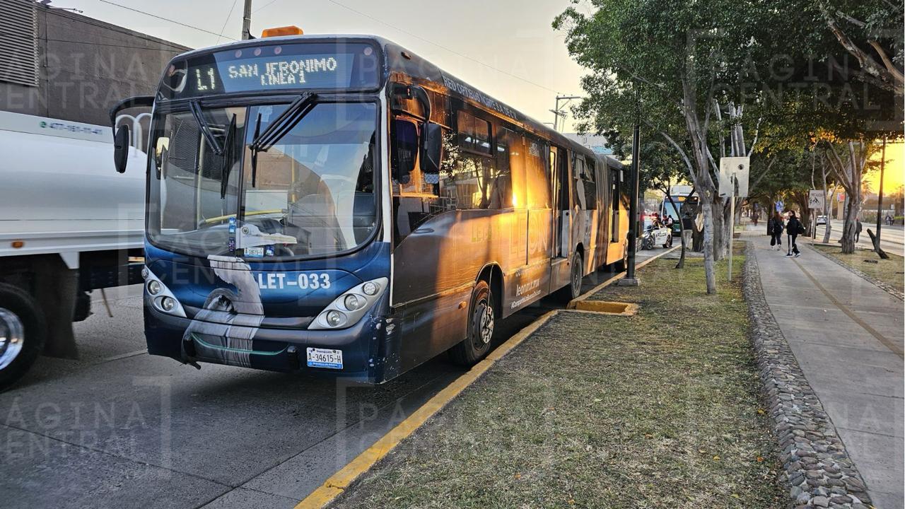 Choca oruga contra auto en el bulevar Campestre