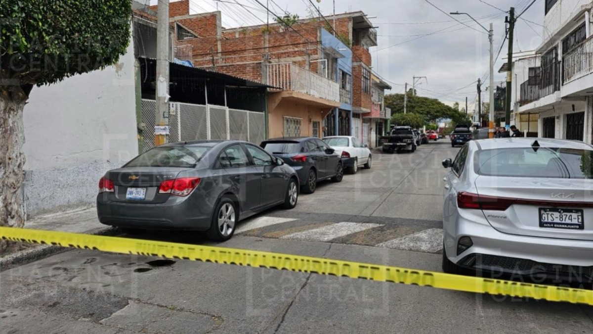 Encuentran a un muerto en la banqueta en Lomas de la Trinidad