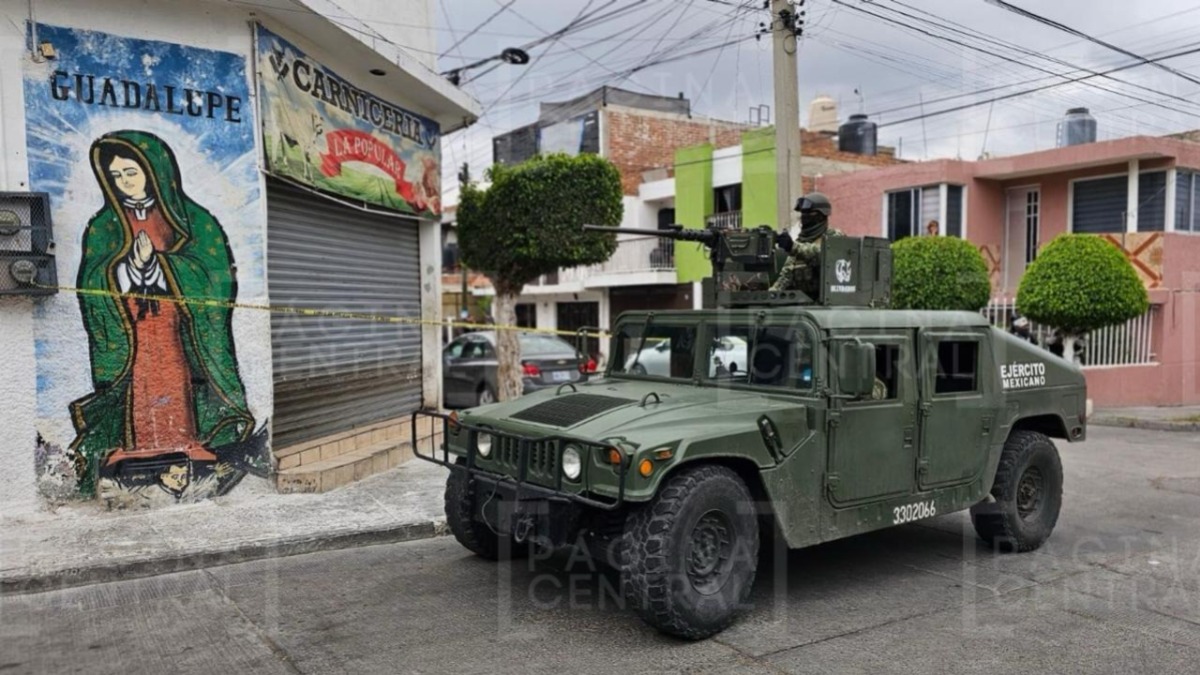 Encuentran a un muerto en la banqueta en Lomas de la Trinidad