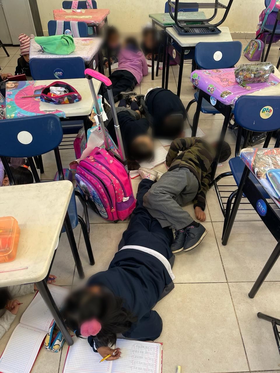 Niños se tiran al piso en escuela por balacera en Celaya