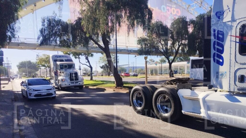 Transportistas protestan con ataúd para exigir seguridad en carreteras de Guanajuato