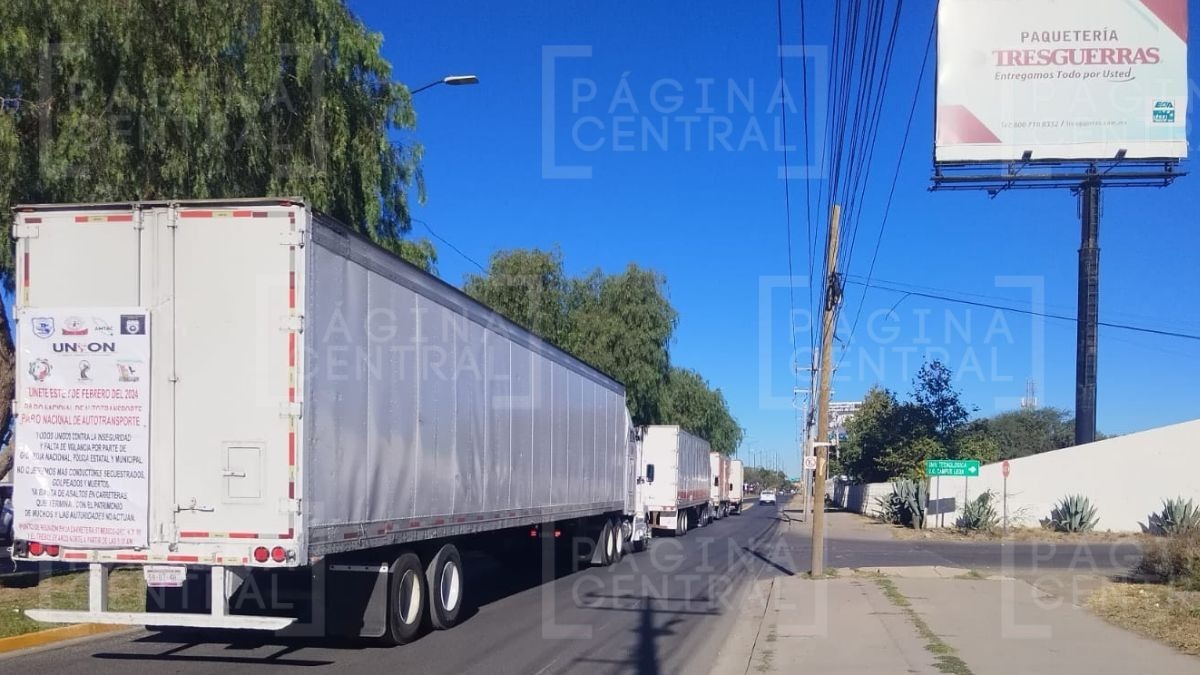 Transportistas protestan con ataúd para exigir seguridad en carreteras de Guanajuato