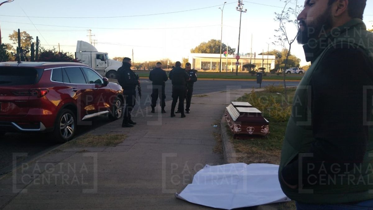 Transportistas protestan con ataúd para exigir seguridad en carreteras de Guanajuato