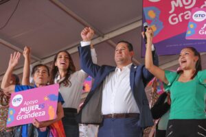 tarjeta rosa mujeres grandeza