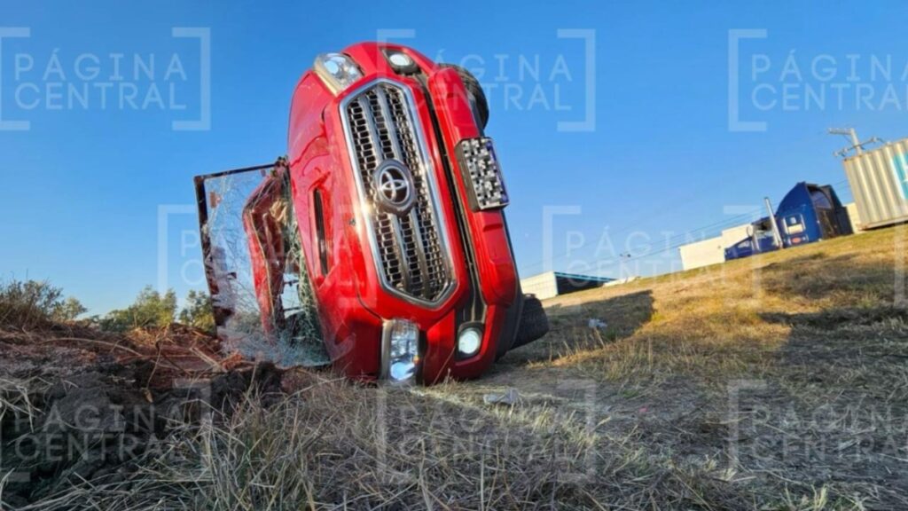 Vuelca camioneta al chocar con camión de pasajeros en la León-Comanjilla