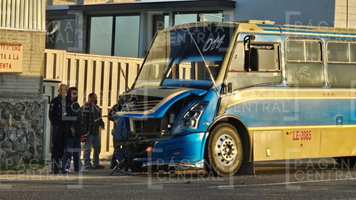 Vuelca camioneta al chocar con camión de pasajeros en la León-Comanjilla