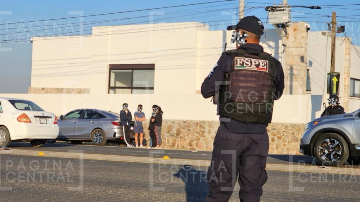 Vuelca camioneta al chocar con camión de pasajeros en la León-Comanjilla