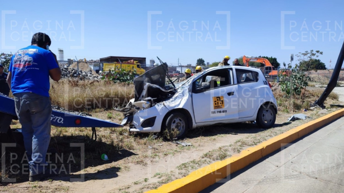 Volcadura en bulevar Juan Alonso de Torres en Fracciones de Mesa de Medina
