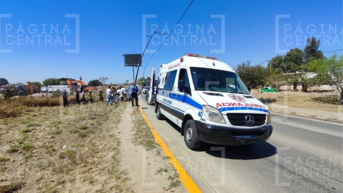 Volcadura en bulevar Juan Alonso de Torres en Fracciones de Mesa de Medina