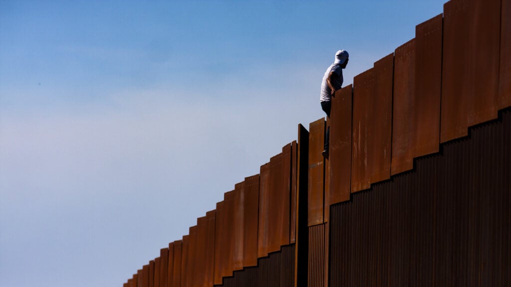 Migrante Muro fronterizo