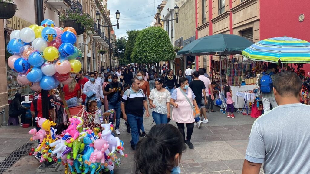 Turistas en León gente