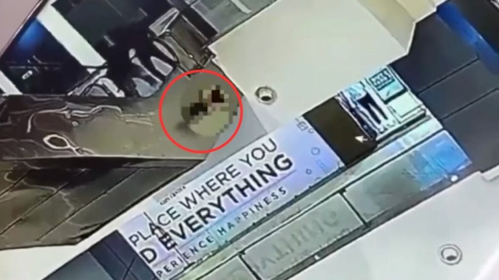 Cae bebé de los brazos de su papá en centro comercial y muere