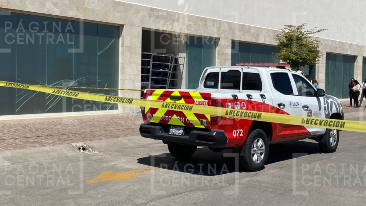 Cae estructura en oficina de la SRE en Plaza Galerías Las Torres