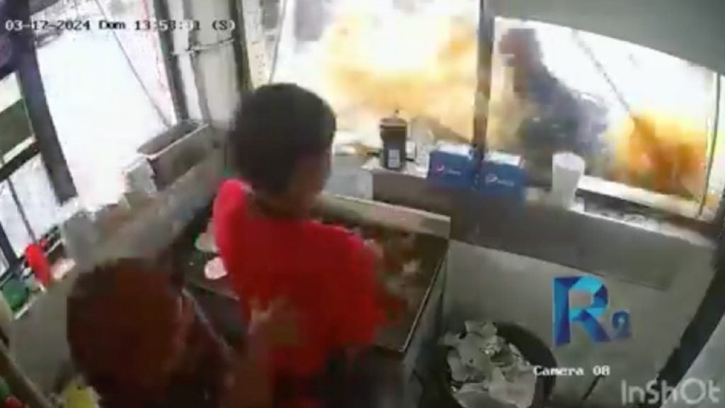 Camioneta se va contra puesto de tacos en Chihuahua y hombre se salva de milagro