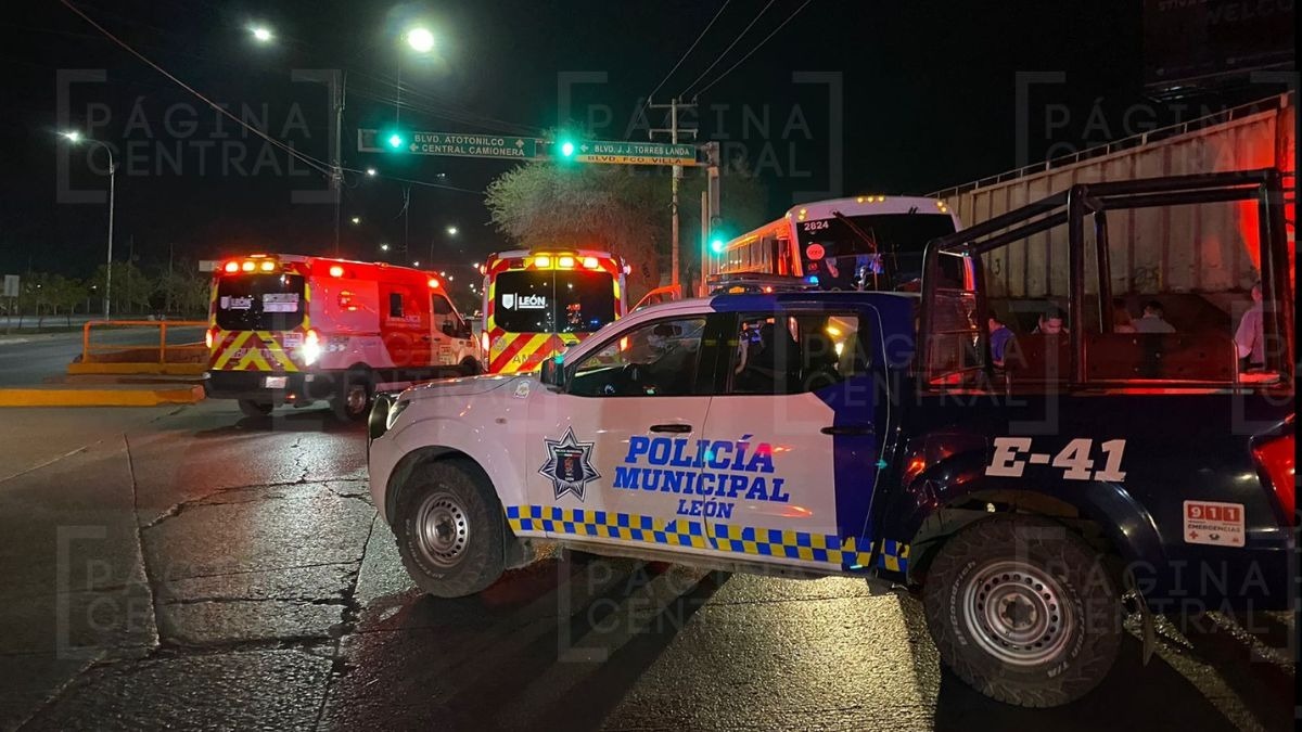 Choca camión de transporte de personal con el tren en Cementos en León