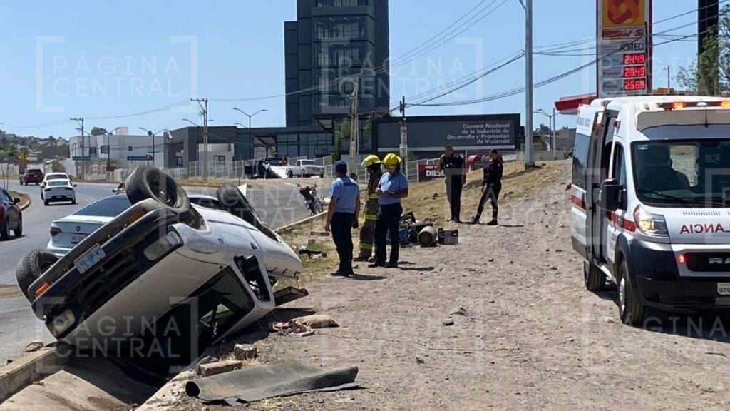 Se registra volcadura y choque en el libramiento Morelos